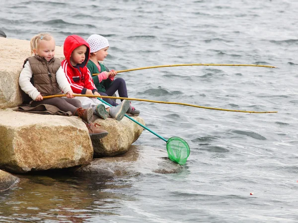 Grappig kinderen vangen vis. — Stockfoto