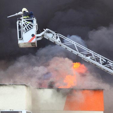 İtfaiyeci ve yanan eve.