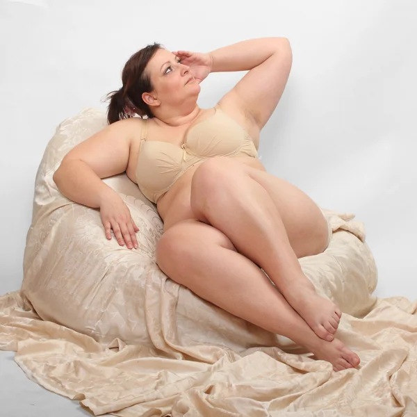 Mujer con sobrepeso en el dormitorio . — Foto de Stock