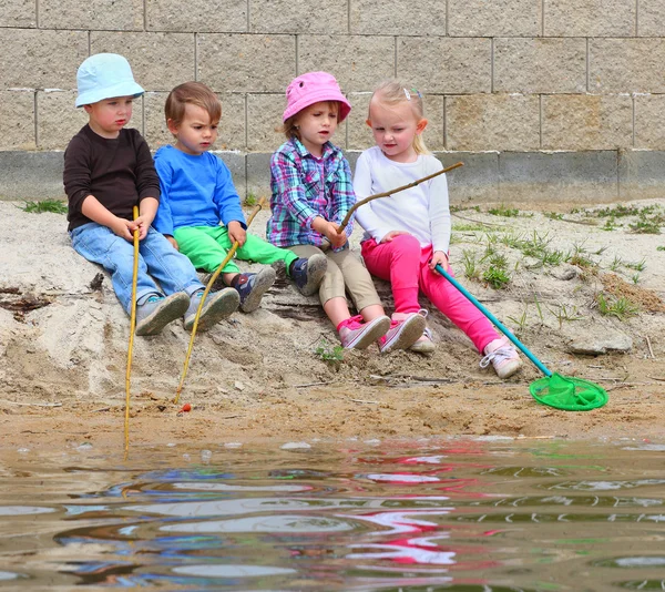 Śmieszne dzieci gry na plaży. — Zdjęcie stockowe