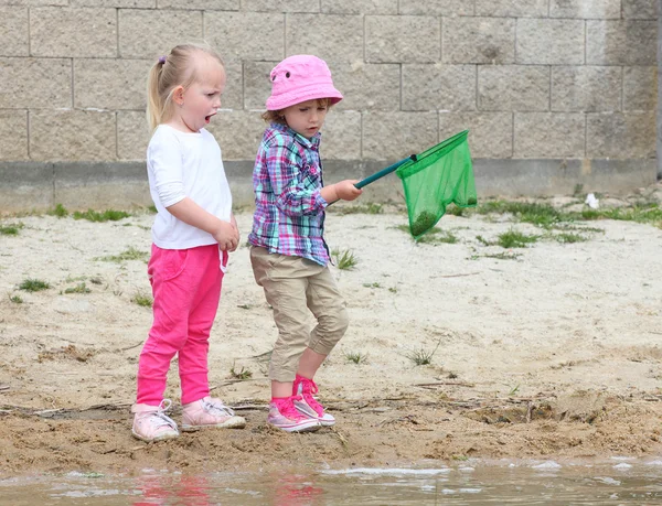 Enfants drôles jouant sur la plage . — Photo