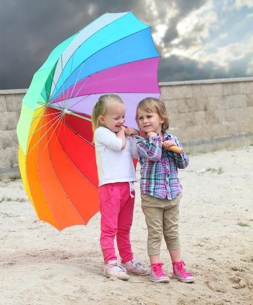 Små barn med paraply på stranden. — Stockfoto