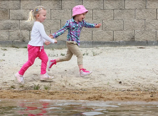 Enfants drôles jouant sur la plage . — Photo