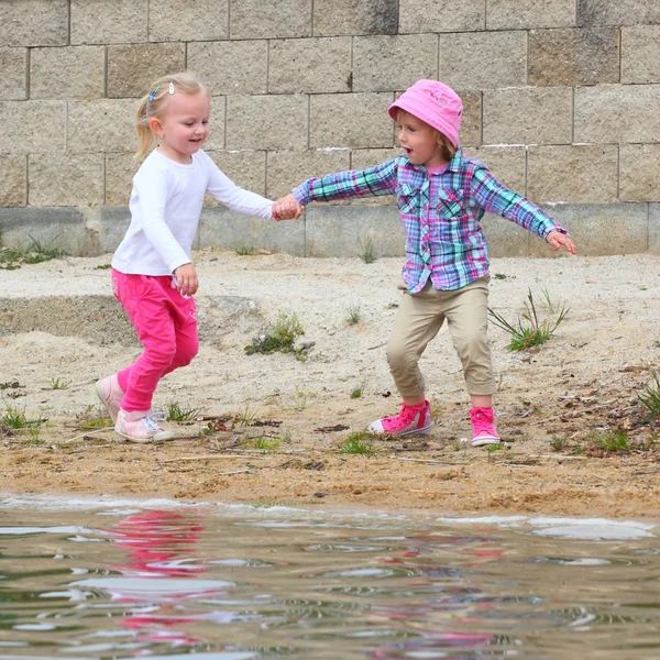 Enfants drôles jouant sur la plage . — Photo