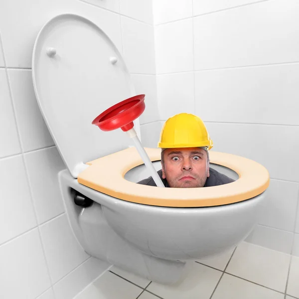 Reparateur schaut aus der Toilettenschüssel. — Stockfoto
