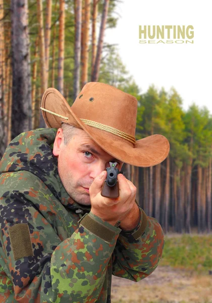 Охотник с охотничьим ружьем целится в тебя. — стоковое фото