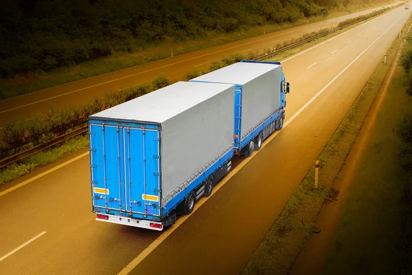 Il camion sull'autostrada — Foto Stock