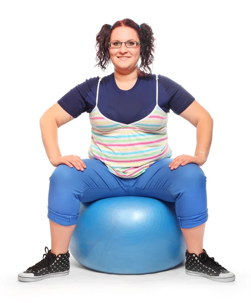 Overgewicht vrouw zittend op de fitness bal. — Stockfoto