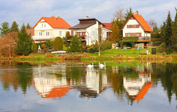 Banka çek Vadisi rezervuar Litice köy evleri — Stok fotoğraf