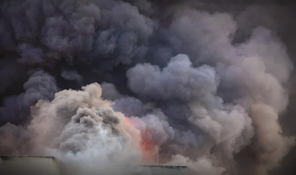 Czarny dym i płomienie — Zdjęcie stockowe