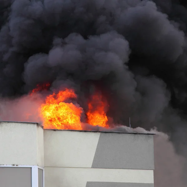 Vlammen en zwarte rook — Stockfoto