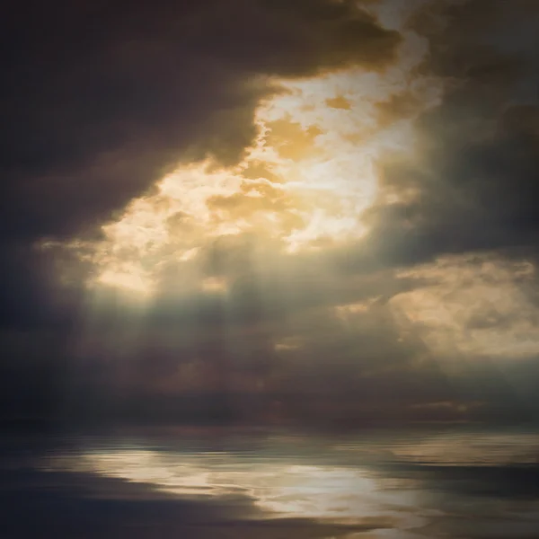 The sun on dramatic sky over sea. — Stock Photo, Image