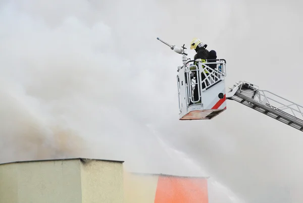 Niezidentyfikowane profesjonalnych strażaków — Zdjęcie stockowe