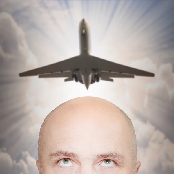 Un aereo uomo e passeggero sopra la testa — Foto Stock