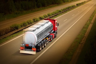 Tanker kamyon karayolu üzerinde