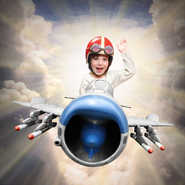 Liten pilot flyger i retro jet fighter. — Stockfoto