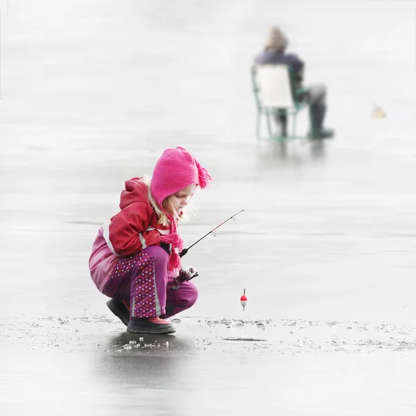 Petit enfant pêchant sur un lac gelé en hiver . — Photo