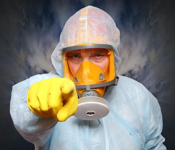 Man in beschermende kleding met gasmasker. — Stockfoto