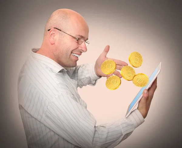 Man geld verdienen op lijn. — Stockfoto