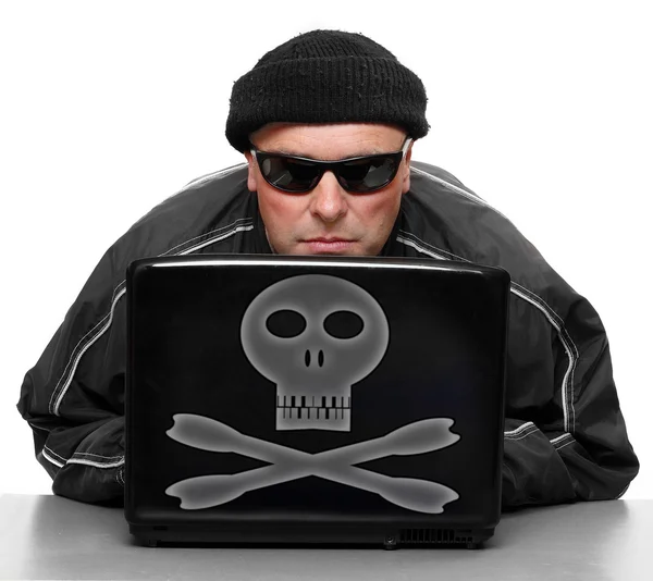 Hacker perigoso com laptop . — Fotografia de Stock