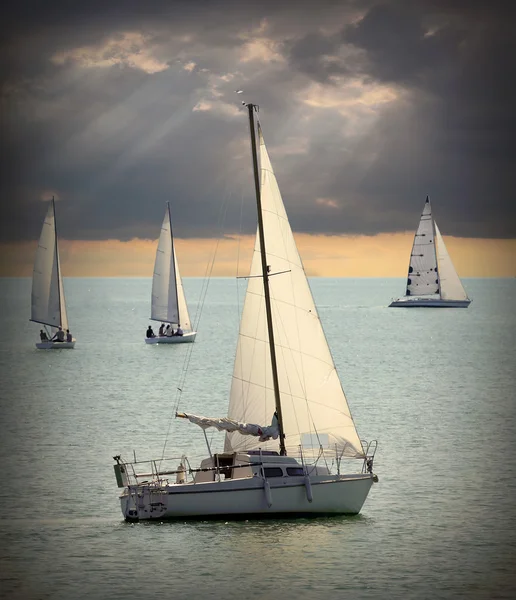 Die Segelboote auf dem Meer. — Stockfoto