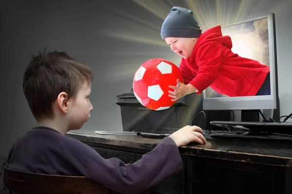 Feliz niños jugando PC en línea juego —  Fotos de Stock