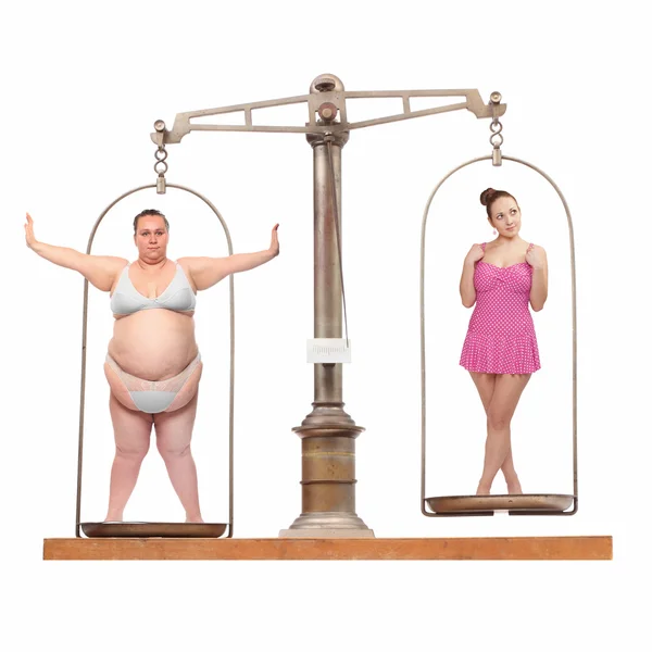 Overweight and slim. Balance scale with two young women — Stock Photo, Image