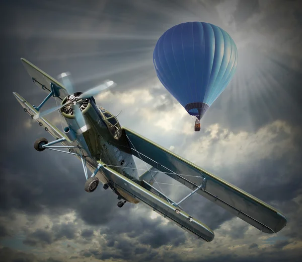 복 엽 비행기와 뜨거운 공기 풍선. — 스톡 사진