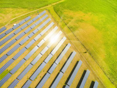 Güneş enerjisi santraline hava görüntüsü. 
