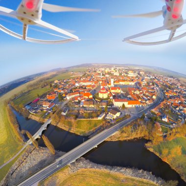 Havadan dron küçük kasaba görünümü.