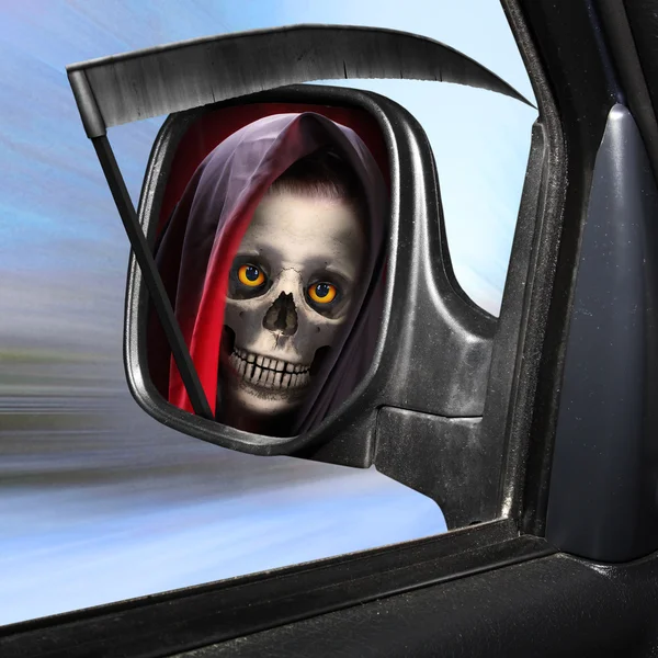 Espelho retrovisor refletindo Grim Reaper — Fotografia de Stock