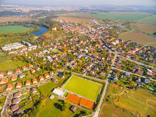 Banliyö bölgesinde keyifli yaşam alanının havadan görünümü — Stok fotoğraf