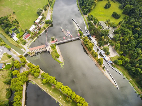 Baggerboot reinigt den Grund der Elbe — Stockfoto