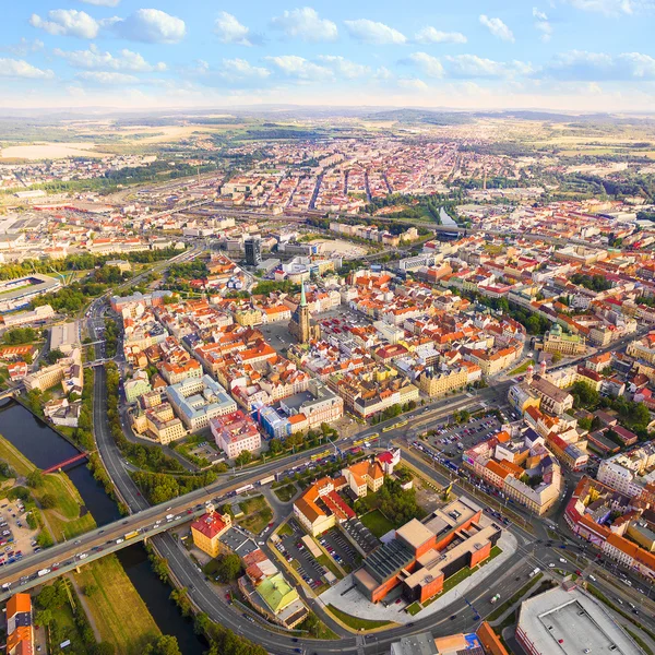 Flygfoto till historiska centrum av Pilsen med floden och parken. — Stockfoto