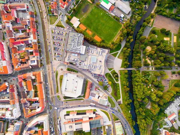 Luchtfoto naar het historische centrum van Pilsen met rivier en het park. — Stockfoto