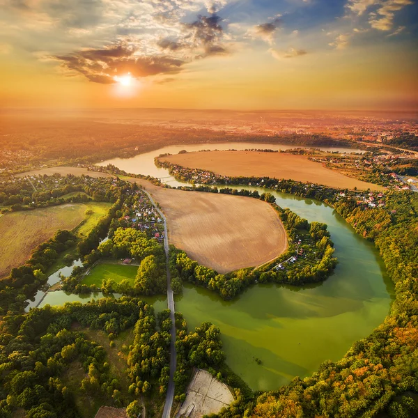 Belo pôr do sol sobre o lago. — Fotografia de Stock