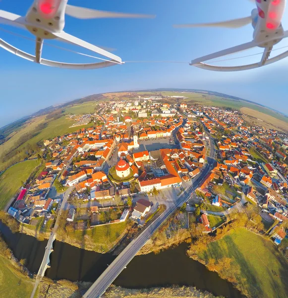 Luchtfoto van drone naar de kleine stad. — Stockfoto