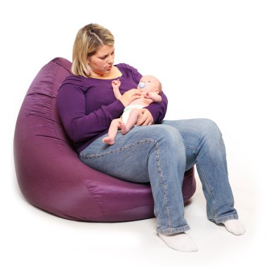 artı boyutu küçük bebeği olan anne.