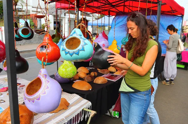 Unbekannte kaufen auf örtlichem Bauernmarkt ein — Stockfoto