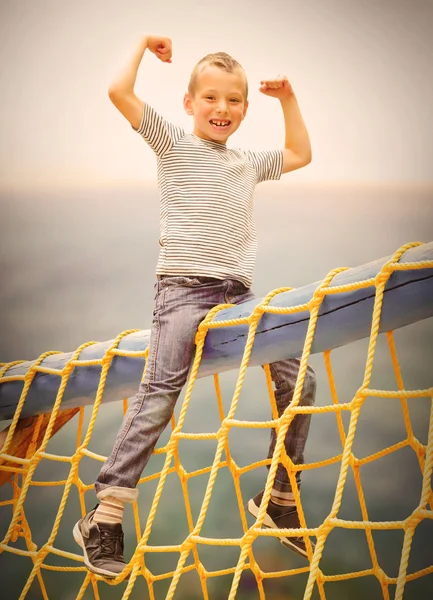 Kleiner Junge genießt Sommerferien am Meer — Stockfoto