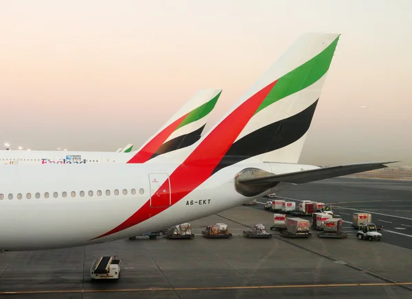 Kormidla letadel s Emirates Airlines znamení — Stock fotografie