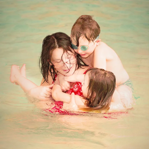 Famiglia nuotare insieme . — Foto Stock