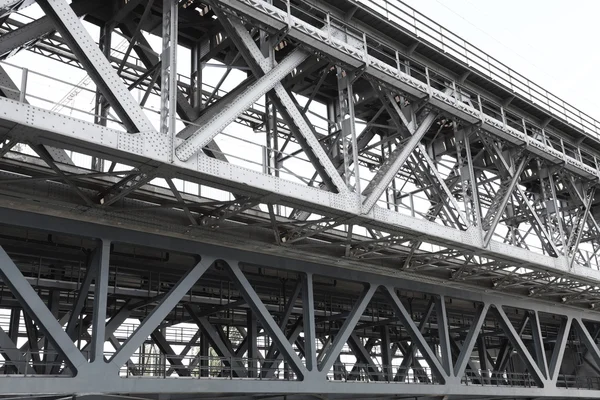 Κατασκευή γέφυρας χάλυβα σε κοντινό πλάνο. — Φωτογραφία Αρχείου