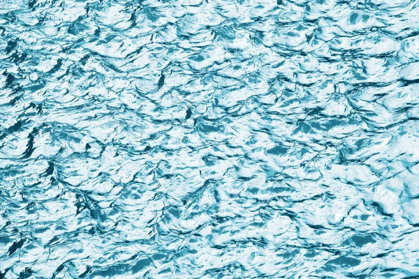 Wellen auf dem Wasser. — Stockfoto