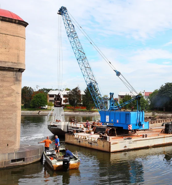 Baggerboot reinigt Grund der Elbe — Stockfoto