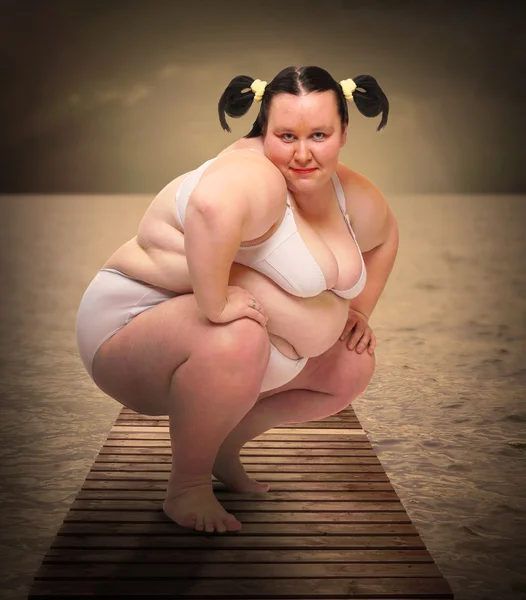 Överviktig kvinna i bikini poserar — Stockfoto