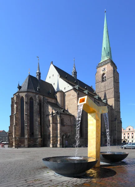 Golden fountains against cathedral St. Bartolomew — Stock Photo, Image