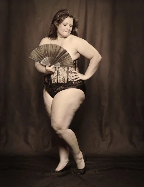 Mujer con sobrepeso vestida con corsé — Foto de Stock