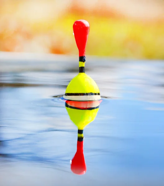 Schwimmer zum Angeln auf dem Wasser. — Stockfoto
