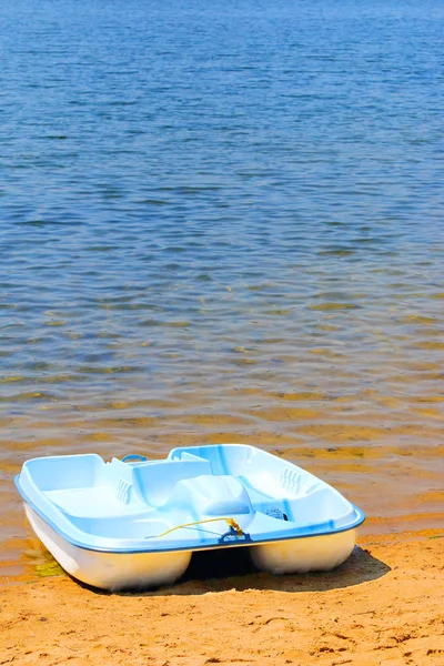 Barca blu sulla spiaggia — Foto Stock